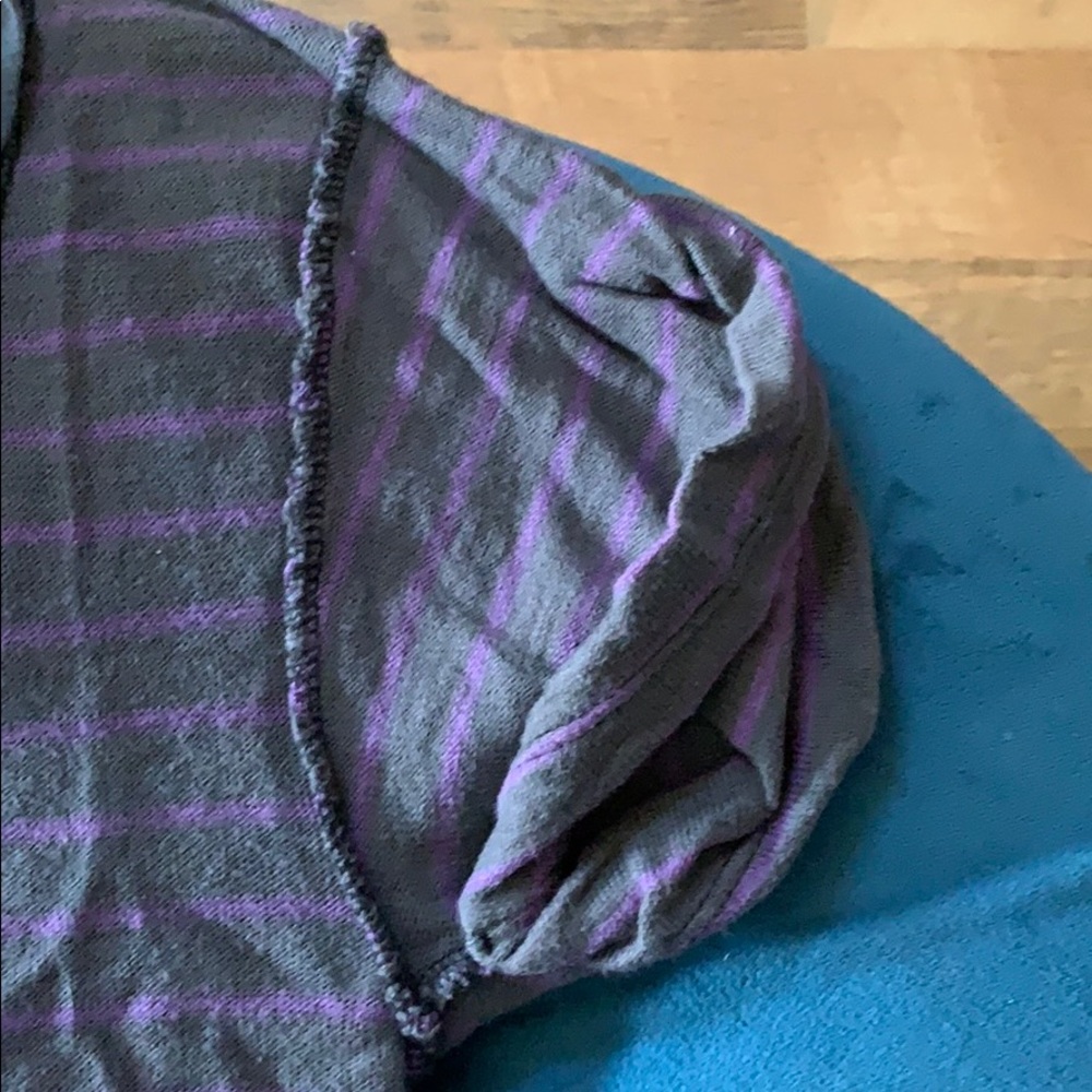Keyhole-back tee. - Picture 5 of 6